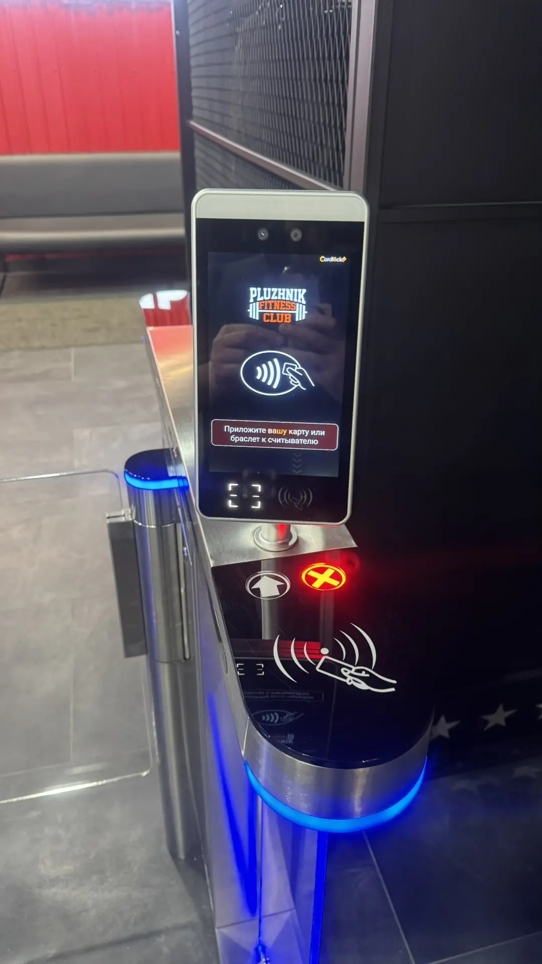Терминал на выход по браслету RFID из фитнес-клуба